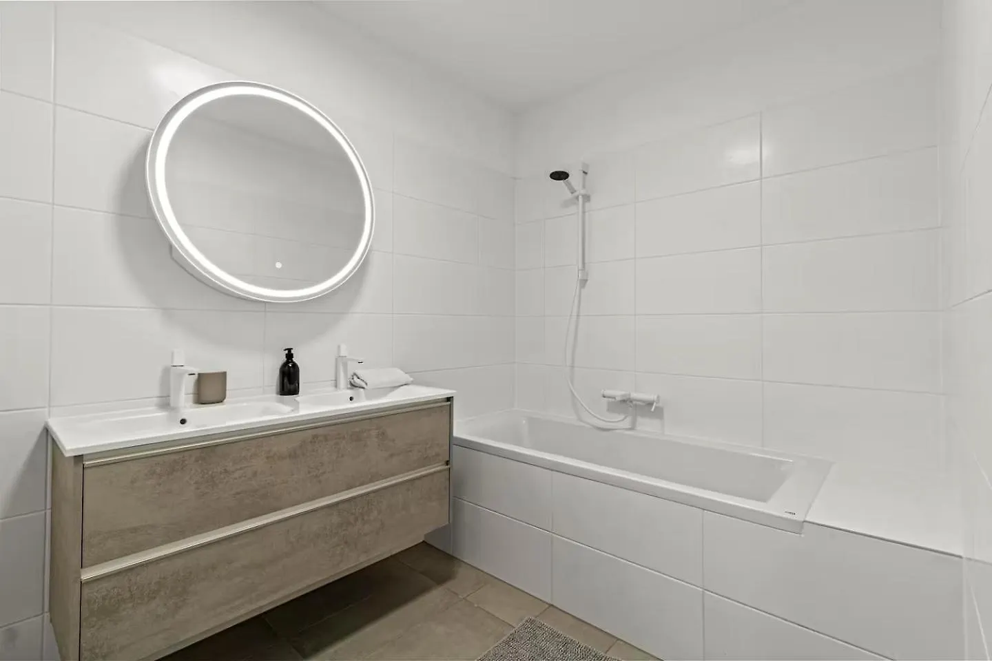 Apartment Balkon I Tiefgaragen Parkplatz I 5 Min Zum Einkaufszentrum I Schnelles Wlan Vienna Austria