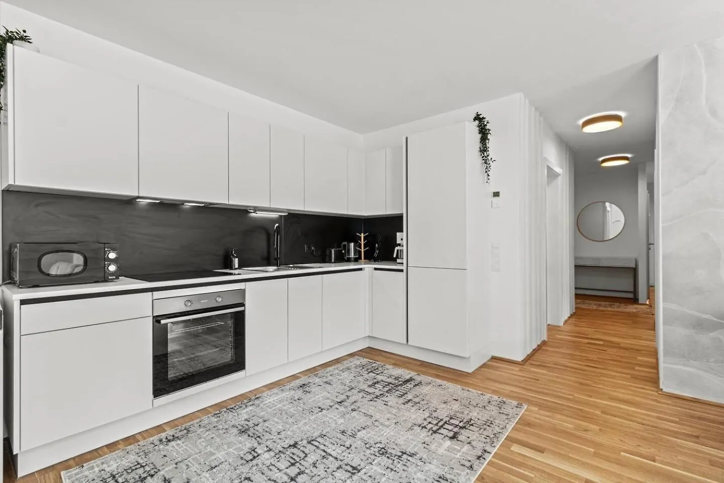 Balkon I Tiefgaragen Parkplatz I 5 Min Zum Einkaufszentrum I Schnelles Wlan Vienna 0*,  Austria